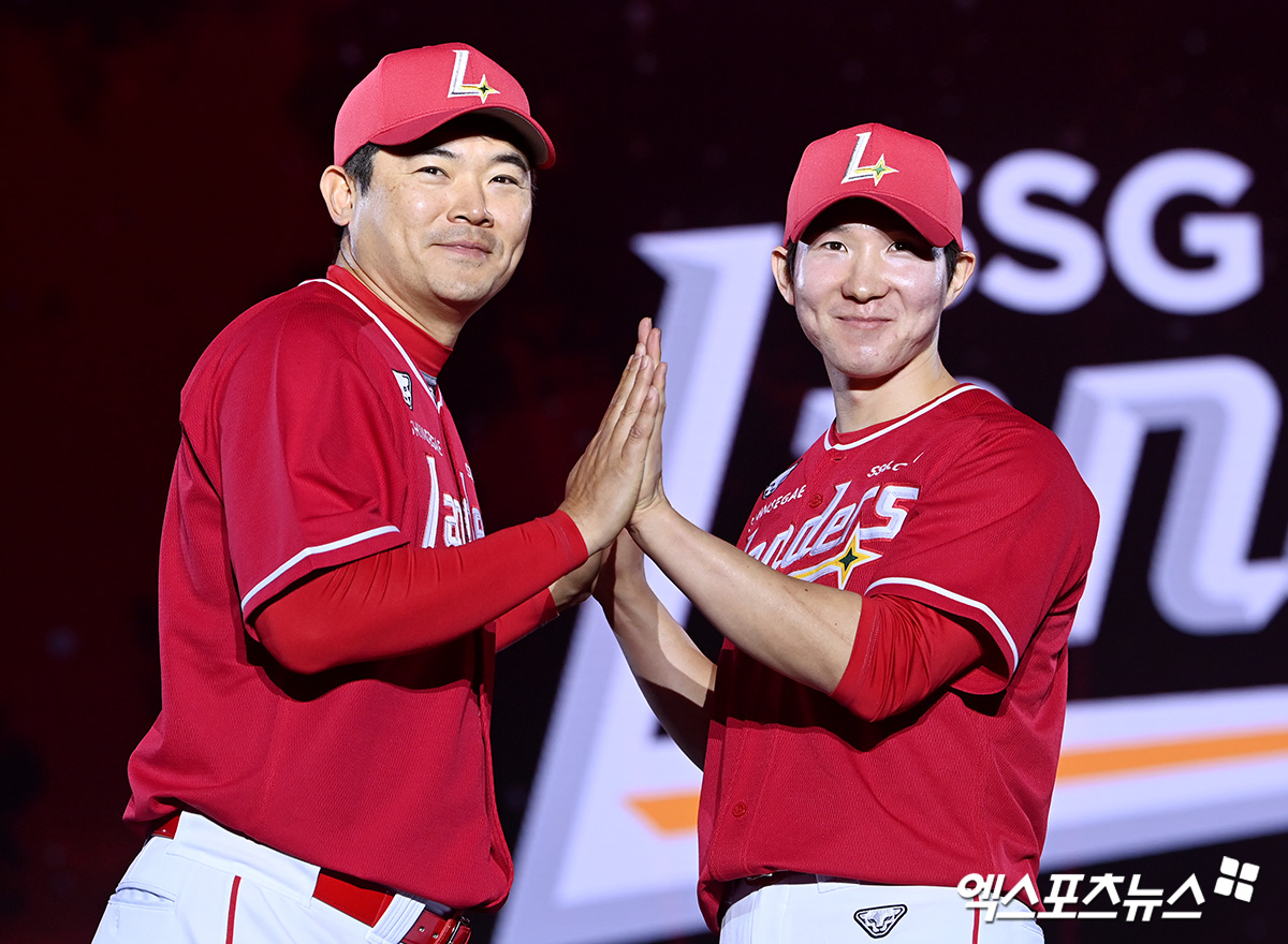 <b>노경은</b>-<b>박성한</b> '런웨이 엔딩 포즈'[포토]