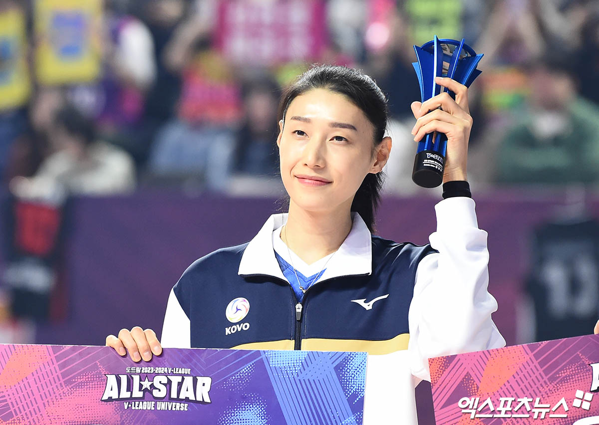 입담 뽐낸 김연경 "<b>팬투표 1위</b>는 배구 잘해서? 세리머니상 탐 난다" [<b>올스타</b>전...