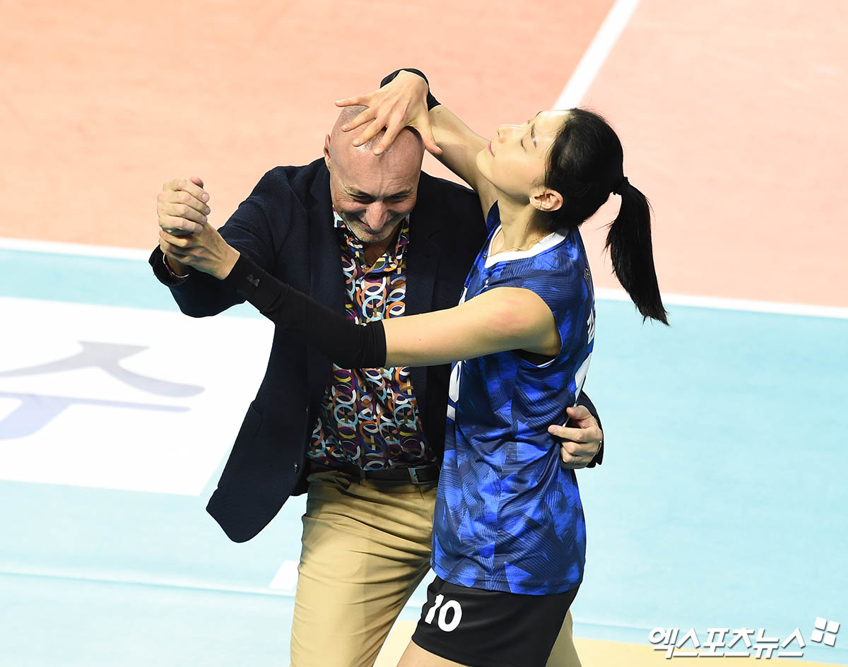 "팬투표 1위니까 그냥 뛰면 안 돼!"…<b>김연경</b>, 세리머니에 '진심'이었던 이유 ...