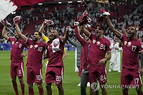 '개최국' <b>카타르</b>, 4강행 막차 탑승…승부차기 끝에 우즈벡 제압→준결승서 이...