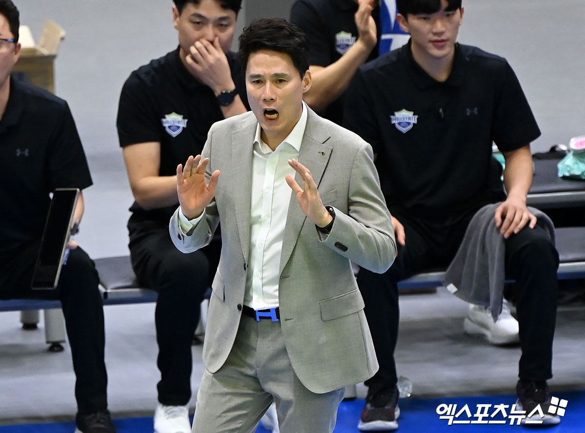 <b>강성형</b> 감독 '차분하게'[포토]