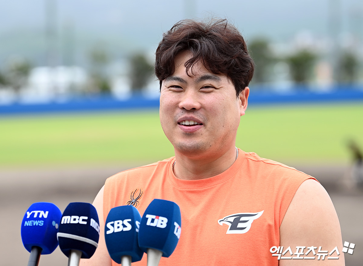 한화 합류→시동 건 <b>류현진</b> "<b>개막전 선발</b> 등판? 가능하다" [오키나와 일문일답...