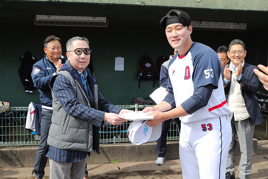 일본까지 달려간 <b>박정원</b> <b>두산</b> <b>구단주</b>의 부탁 "베어스팬 위한 감동의 야구 하자...