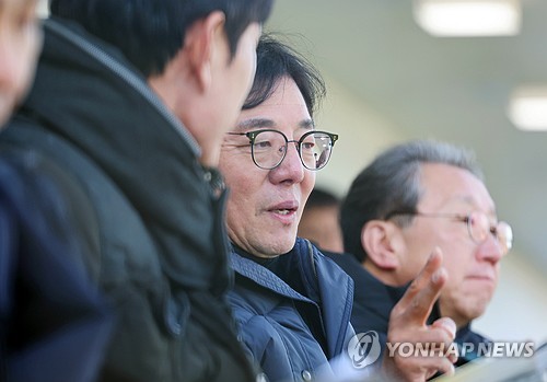 <b>황선홍</b> 감독 및 코치진, <b>대표팀</b> 선수들 관찰 행보 계속...전주성 방문 [현장메...