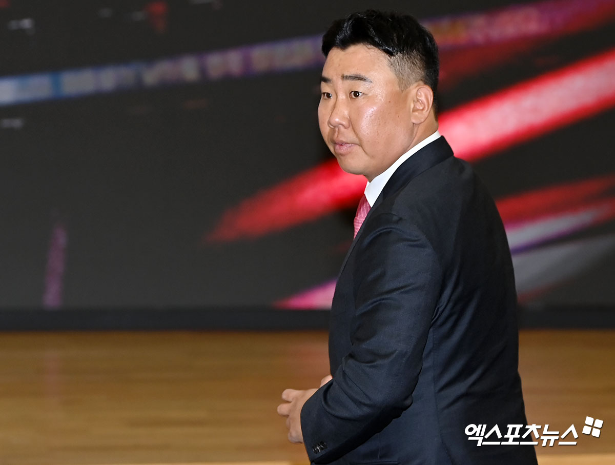 "날 항상 믿어주셨다"…이범호 <b>감독</b>, 왜 '마지막 우승 사령탑'에게 맨 먼저 전...