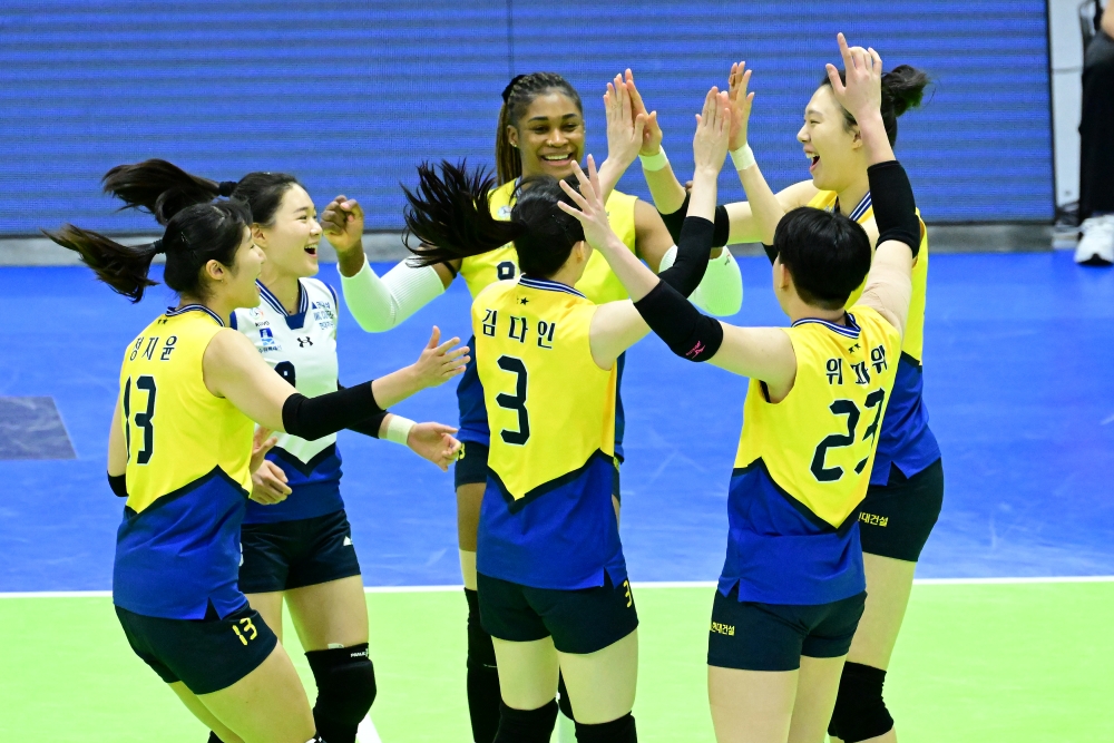 '1위 확정 보인다' <b>현대건설</b>, IBK기업은행 3-0 완파…'남자부 선두' <b>우리카드</b>...