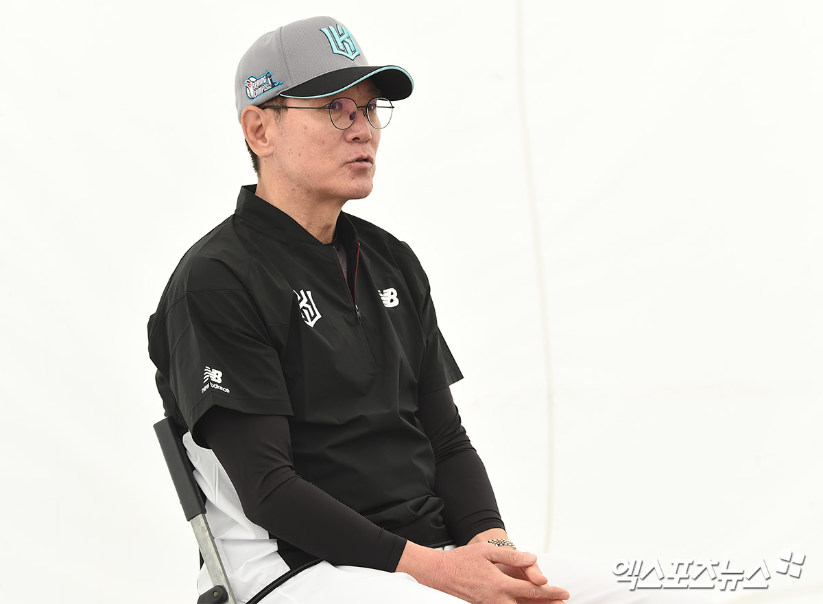 '시범운영' <b>피치클락</b>에 우려 표한 <b>이강철 감독</b> "투구 템포에 영향 있을 것" [...