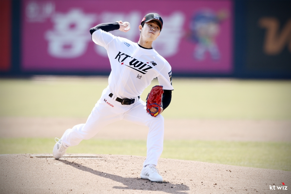 '<b>원상현</b> 무실점투+<b>문상철</b> 결승타' KT, LG 3-2 꺾고 전날 패배 설욕 [수원:스코...