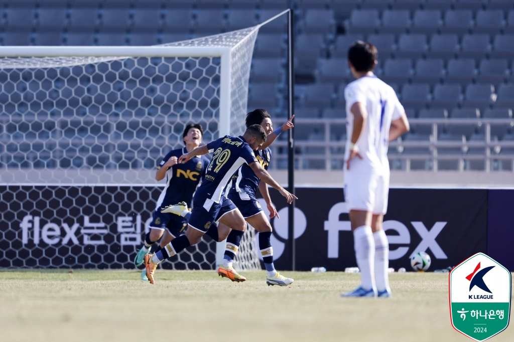 '조동재 극장 원더골' <b>이랜드</b>, <b>수원</b>과 역사상 첫 맞대결 2-1 극장승!...개막 ...