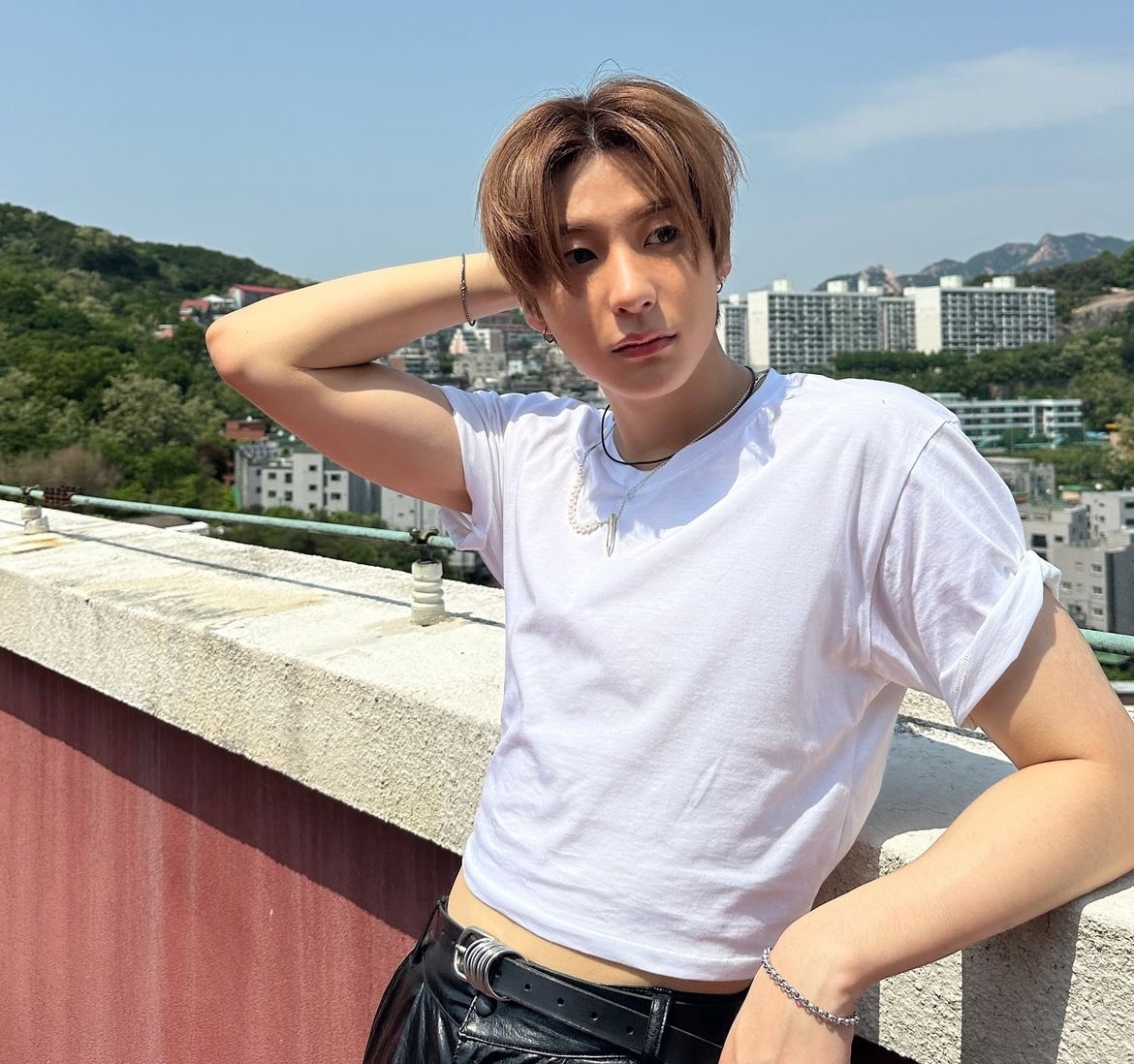 "父 윤상 허락 맡았나"…<b>라이즈 앤톤</b>, 몸매 이 정도였어? <b>복근</b> '탄탄'