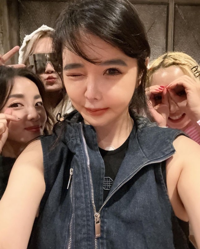 2NE1 완전체 셀카🖤🤎