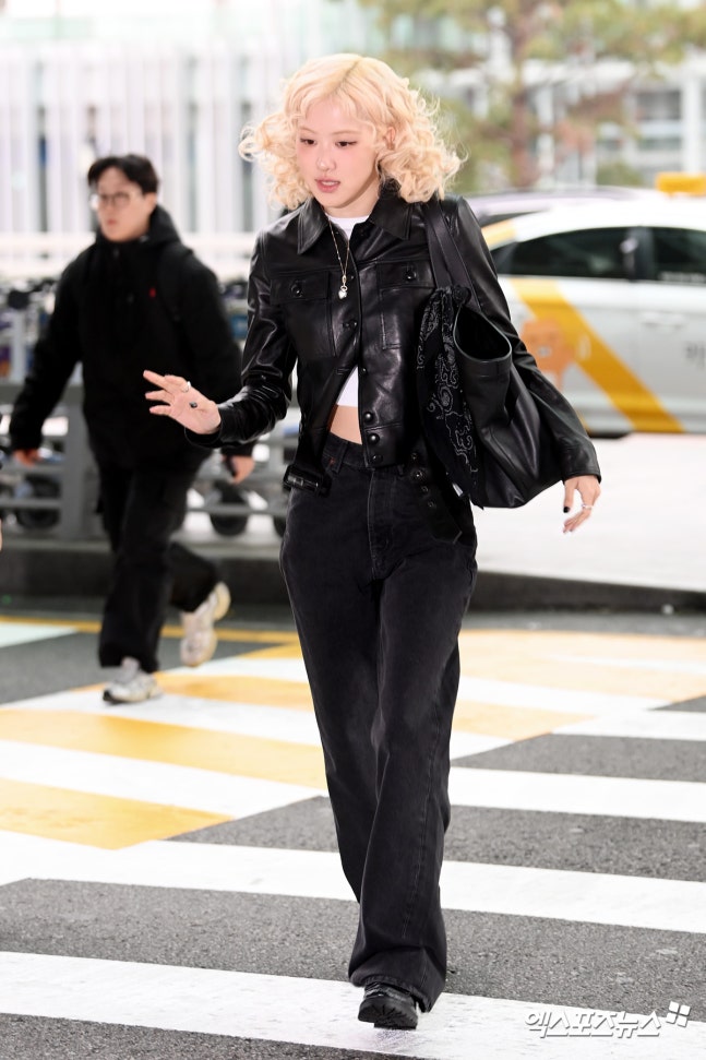 로제 걸어다니는 인형같은 인천공항 출국사진