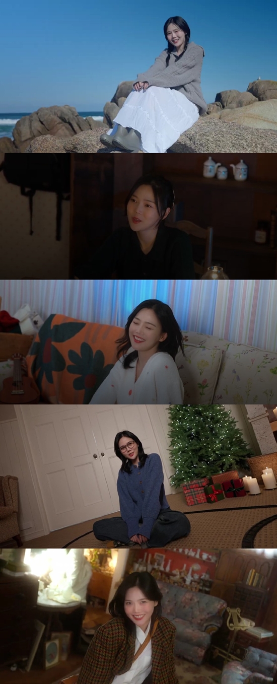 Oh My Girl's Hyojung, first Christmas song in 9 years, expected to be a huge hit... Wearing Santa suit, 'Christmas Night Train'
