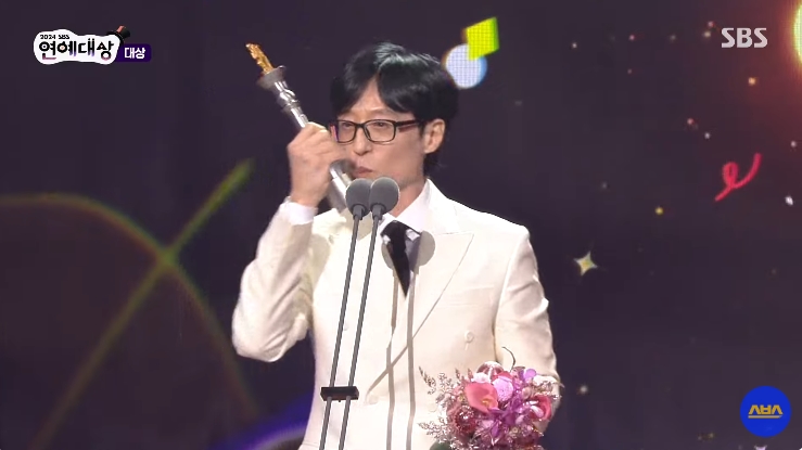 "제가 해냈다" <b>유재석</b>, '20번째 대상' 트로피에 '<b>키스</b>'→<b>나경은</b> 언급...