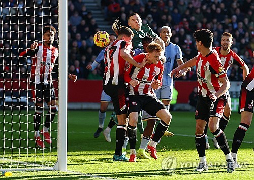 손흥민 환상 코너킥, 상대 꼼짝도 못 했다...'SON 자책골 유도' 토트넘, 브렌트퍼드에 1-0 리드(전반 종료)