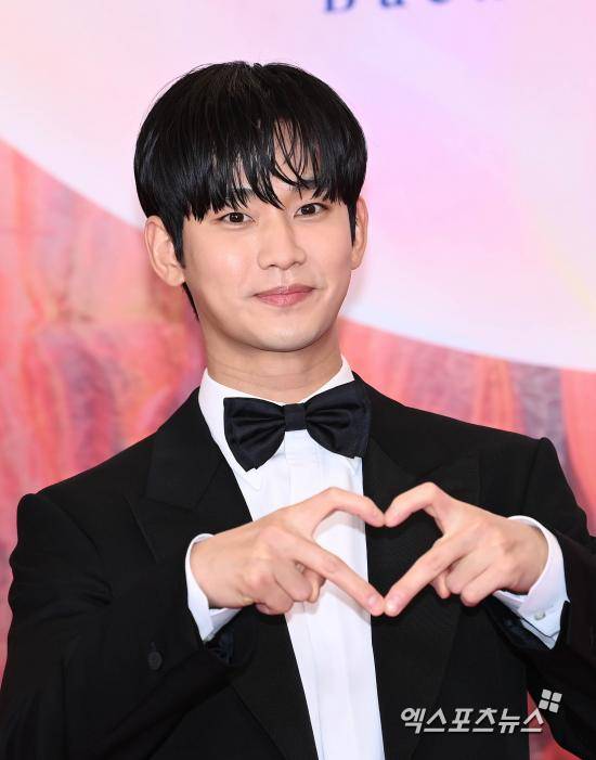 "미성년자 교제 NO" <b>김수현</b>, 위약금 폭탄 피할까…<b>광고</b> 철거→삭제 러시...