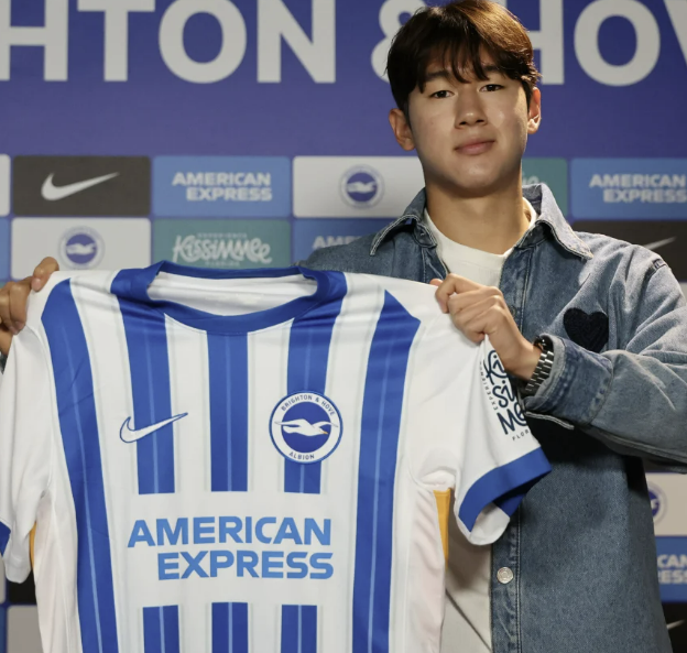 윤도영, &apos;日 메시&apos; 미토마의 길 따른다…EPL 브라이턴과 5년 계약→올여름엔 임대