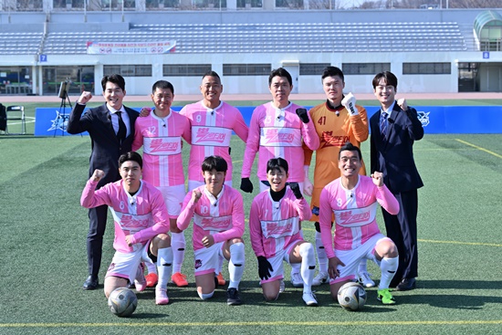 <b>축구</b> 레전드·'대상' 이찬원 뭉쳤다…'뽈룬티어'가 전할 선한 영향력 [종...