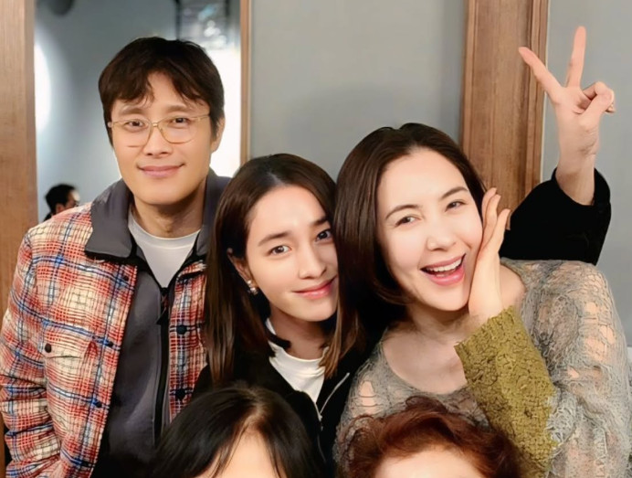 <b>이민정</b> 얼굴 진짜 작네…<b>이병헌</b> 출연 금지인데, '시누이' 이지안 <b>가족사</b>...