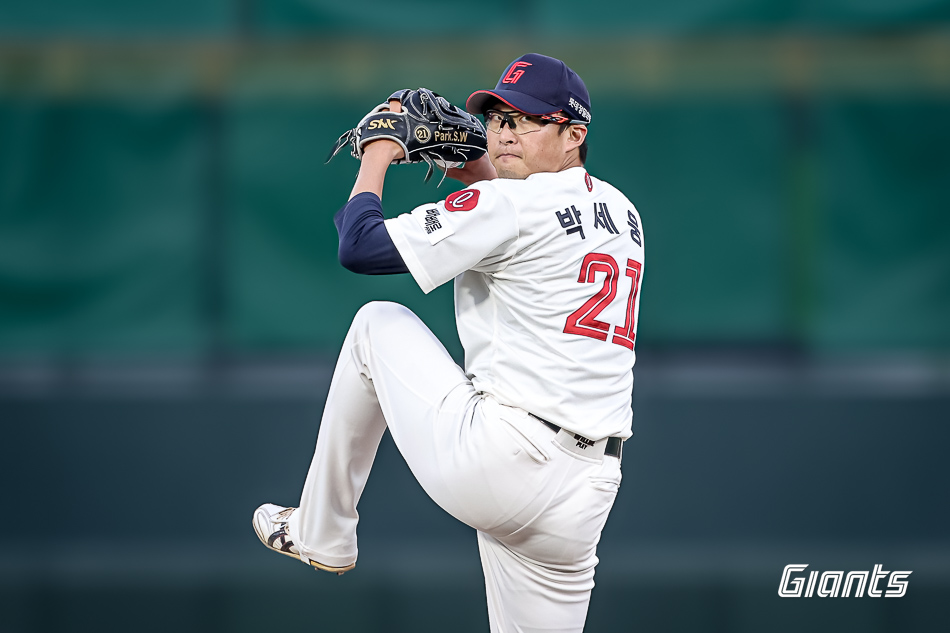 '3년 걸린' <b>한화</b>전 승리, <b>류현진</b> 꺾은 안경에이스…"동료들에게 공을 돌...