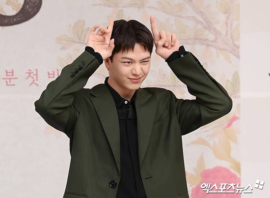 [단독] <b>육성재</b>, 물 만날 준비 완료…문채원·안재홍 이어 '<b>SNL</b>' 출격