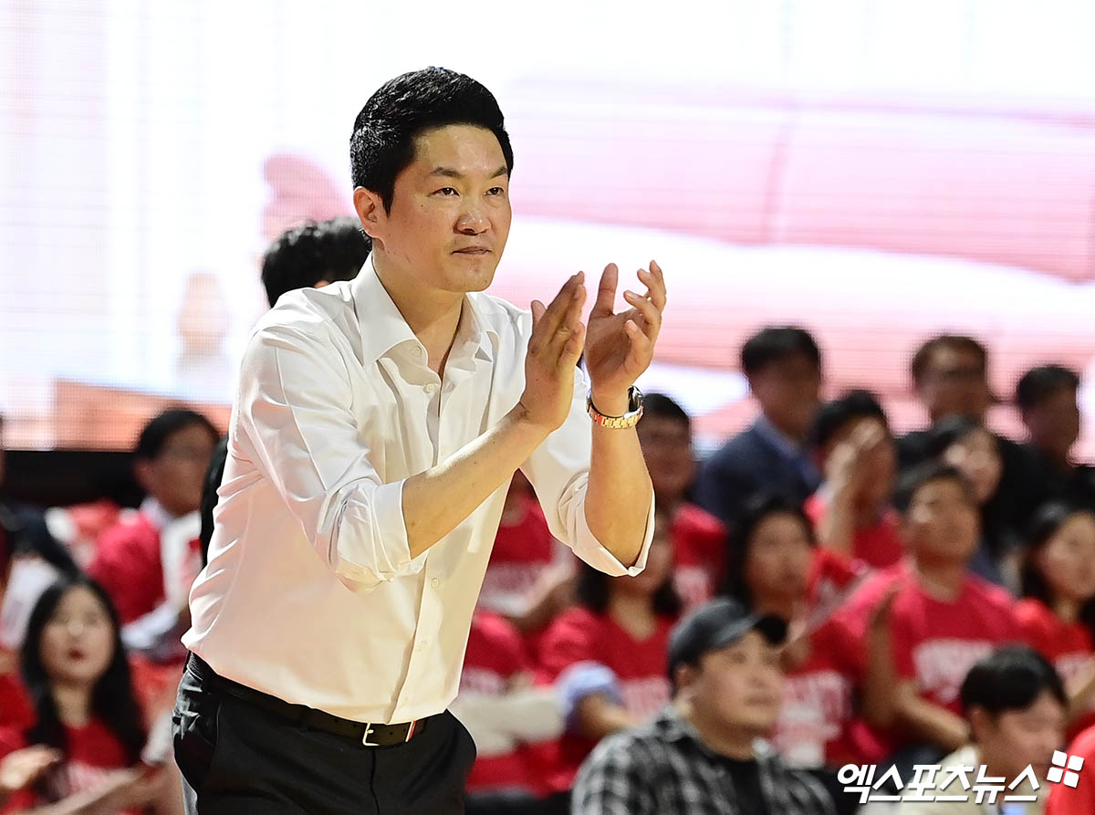 '리버스 스윕' 절반은 왔다…전희철 <b>감독</b> "창원, 다시 도서관 만들겠다...