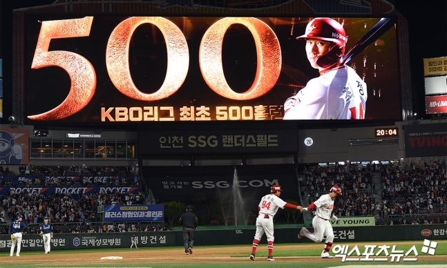 KBO리그 첫 &apos;통산 500홈런&apos; 최정 병살타 많아 스트레스 받았는데…해외 안 간 것은 후회 [문학 인터뷰]