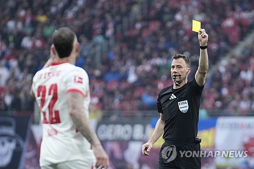 대충격! 승부조작 징계 심판, <b>손흥민</b>과 부딪힌다…'유로파 결승 휘슬' 언...