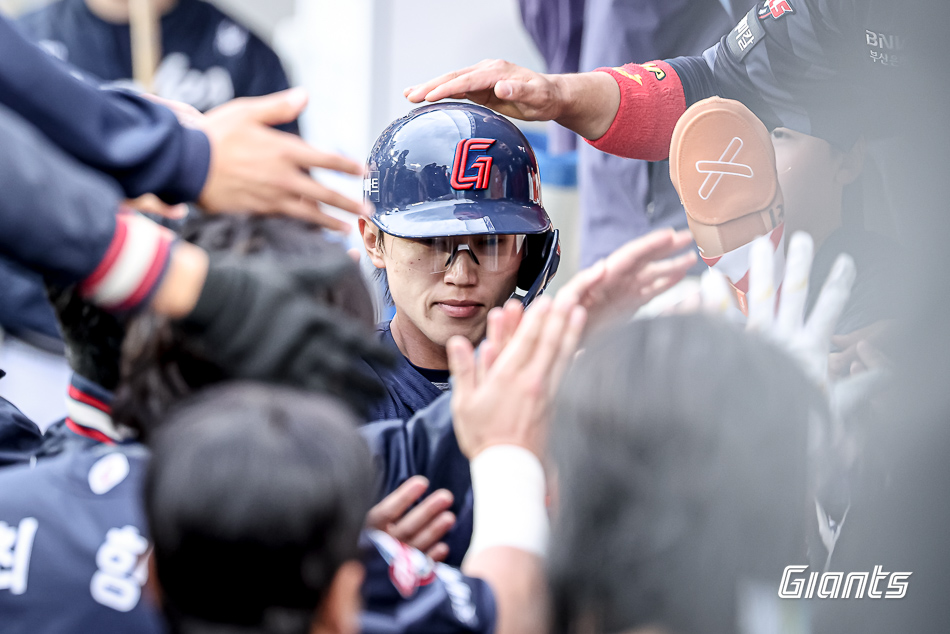데뷔 첫 5안타→연장 결승타까지 폭발했다…'2위 <b>복귀</b>' 김태형 감독 "손...