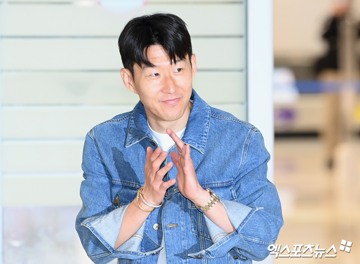 프로 데뷔 첫 <b>우승컵</b> 든 손흥민[포토]