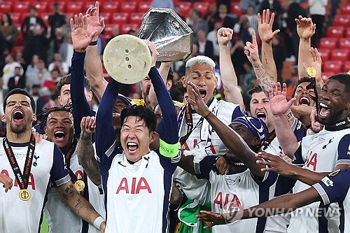 韓 축구 '초대형 뒤통수' 맞는다…"토트넘 거액 제안 오면 SON 매각 고려...