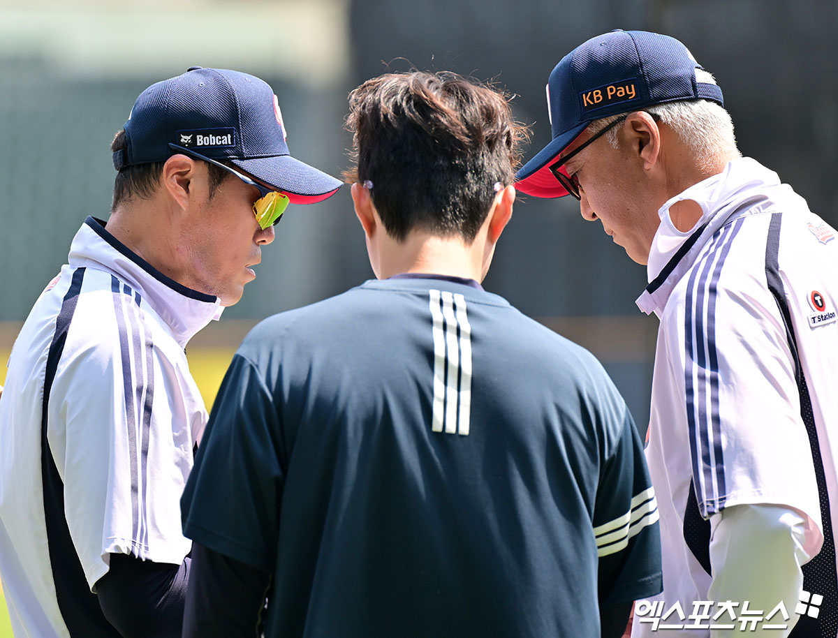 "너희 야구장에서 인상 쓰지 마!" <b>조성환</b> <b>대행</b> '베테랑 <b>기강</b>'부터 잡는...