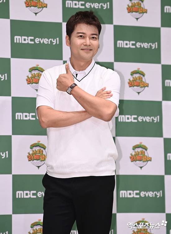 '불효자' <b>전현무</b>, 또 <b>실언 논란</b> "母 올 때 설거지 쌓아놔, 식세기보다 낫...