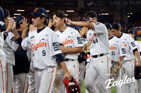 "원석이 형한테 기 다 줬네요"…<b>멀티히트</b>→만루포→결승타 '1할 타자' 대...