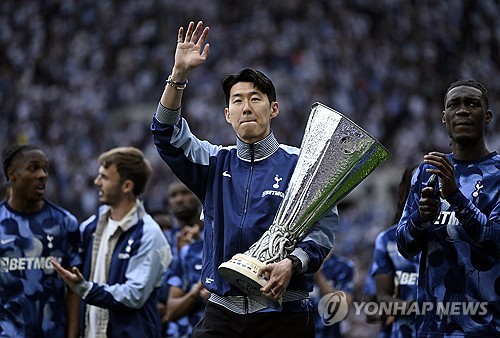 손흥민 주장이지만 예외 없다…SON 프랑크 리빌딩 희생양…&apos;애제자&apos; 음뵈모 영입 시도에 위기