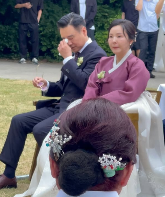 [단독] <b>이광기</b> "<b>딸</b> 이연지정우영 <b>결혼식 오열</b> 이유? 안 울기로 했는데...