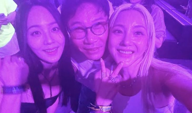 SM 떠난 <b>이수만</b>, 근황 공개…<b>바다</b>·유진 만나 초밀착 셀카 [해시태그...