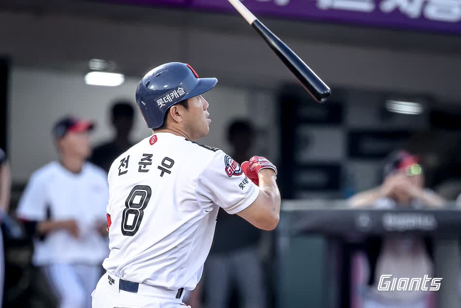 레이예스 거르고 <b>전준우</b>? 2타점 '<b>결승 2루타</b>' 터졌다!…엘롯라시코, 롯...