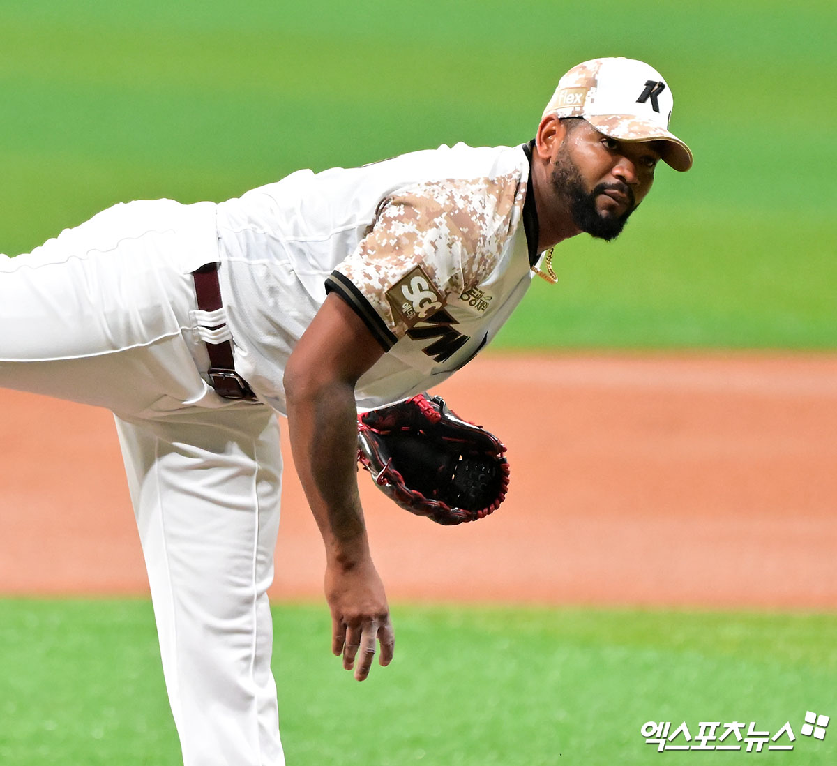 '<b>폰세</b>에 2패' 키움, 리그 1위 '괴물 투수' 어떻게 막을까? "인정할 건 인...