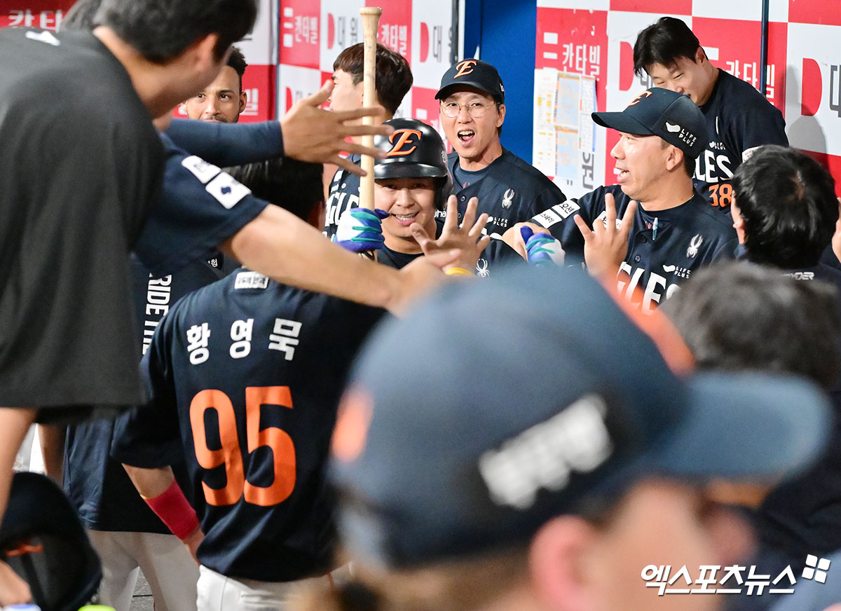 '삼성-KIA 땡큐!' <b>선두</b> <b>한화</b>, 2위 LG-롯데 2.5경기차 따돌렸다…전반기 ...