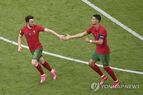 "호날두, 월드컵도 가지 마!"…<b>조타 장례식</b> '노쇼', 팬들 폭발→"널 용서...