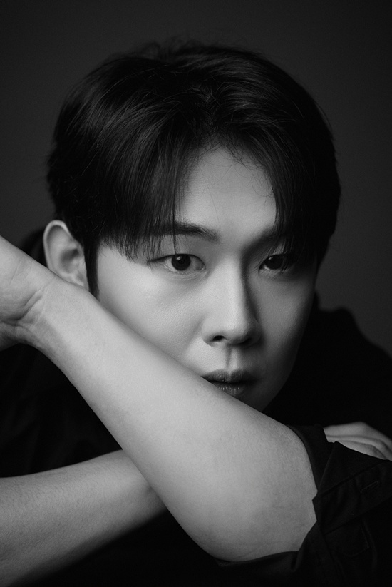'<b>미스터트롯2</b>' <b>진욱</b>, '당신 비'로 여름 감성 정조준 '호평'