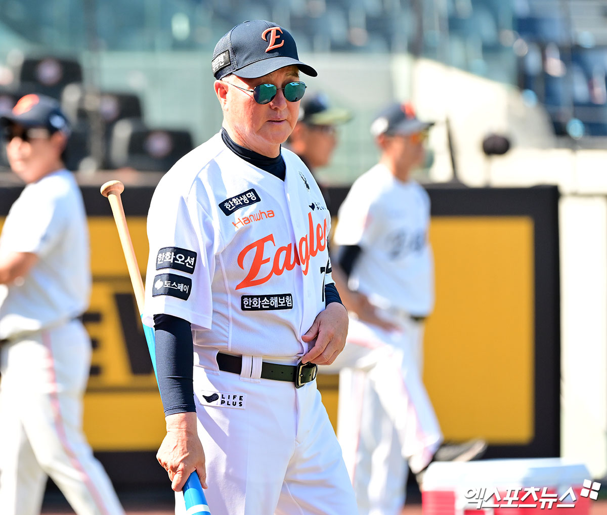 김승연 <b>한화</b> 회장 외쳤다 "정상의 자리 차지하자"…<b>이글스</b> '전반기 1위 ...