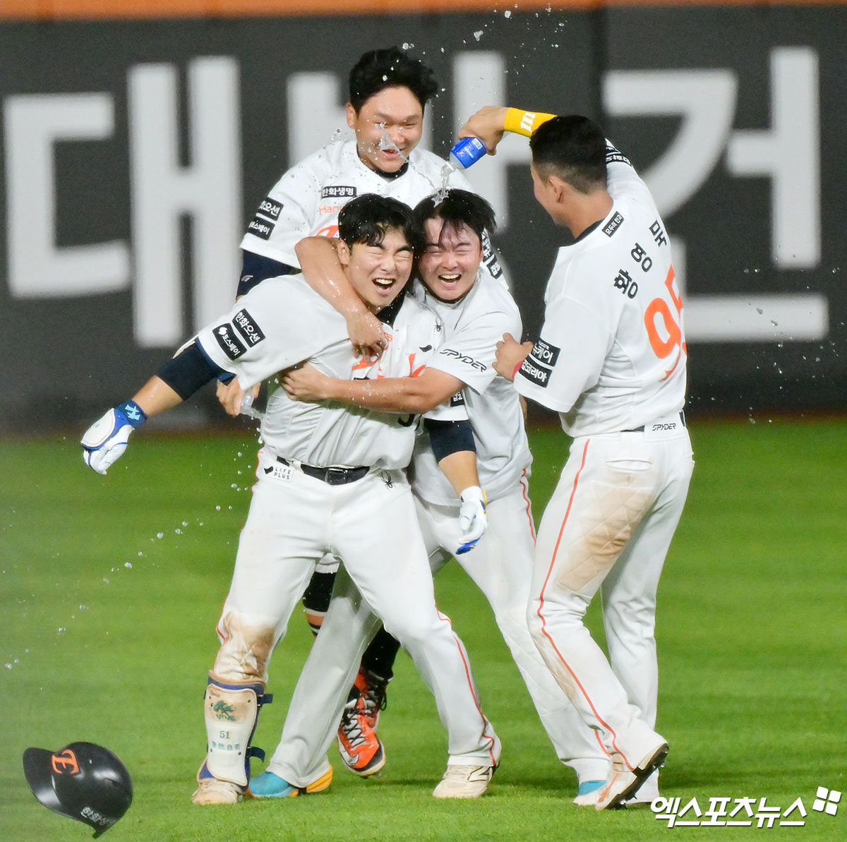 야구도 1위! 최다 매진도 1위! <b>한화</b>, KBO '44년 최초' 역사 걷는다…성적...