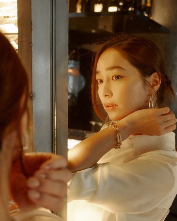 이병헌 매일 볼 광경…<b>이민정</b>, 머리 묶는 모습도 '<b>화보</b> 그 자체' [해...