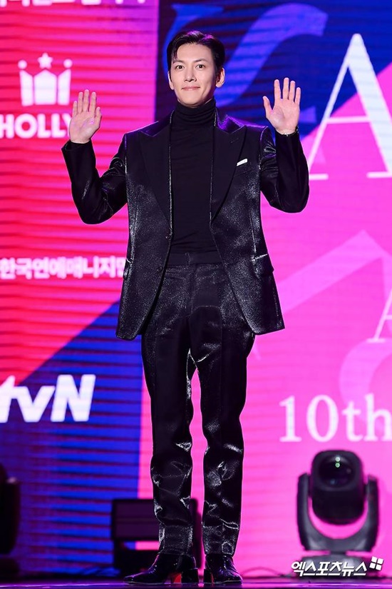 '진짜 어른 남자' <b>지창욱 미담</b> 확산…"아기 우는데 손 잡고 같이 내려와...
