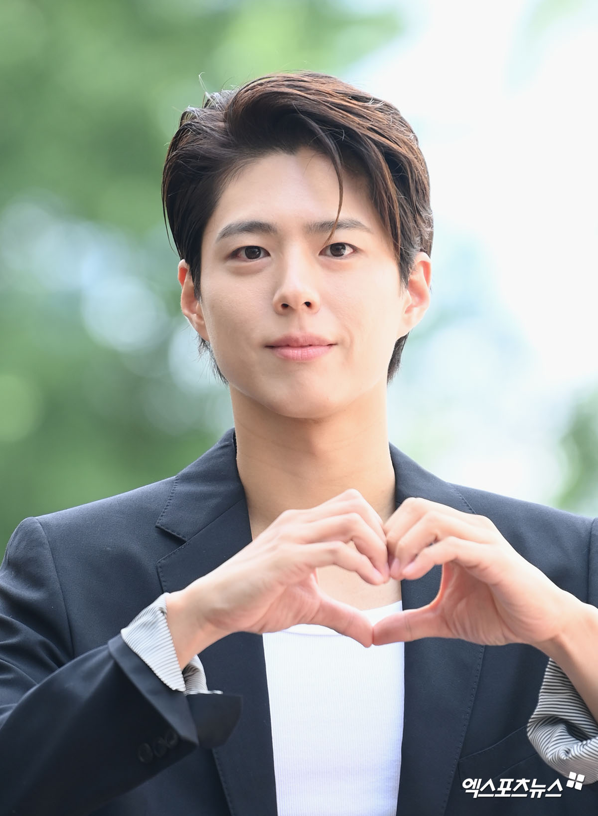 <b>박보검</b>, <b>아이유</b> <b>깜짝</b> 방문에 눈물…꽃다발 주며 무릎 꿇었다 "로맨틱...