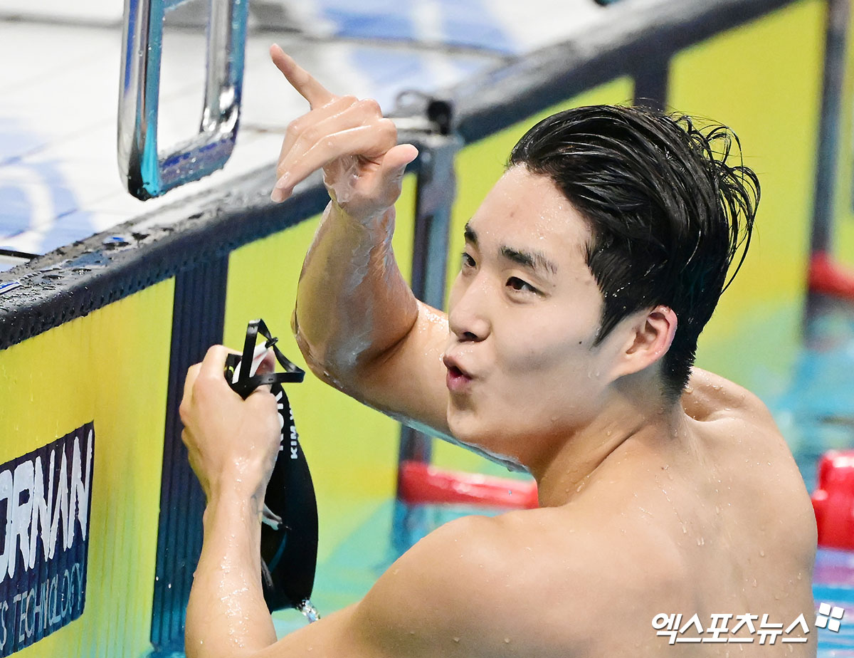 [단독] '전체 3위 <b>결승행</b>' 김우민 "기록 정말 만족…물에 들어가니 느낌...