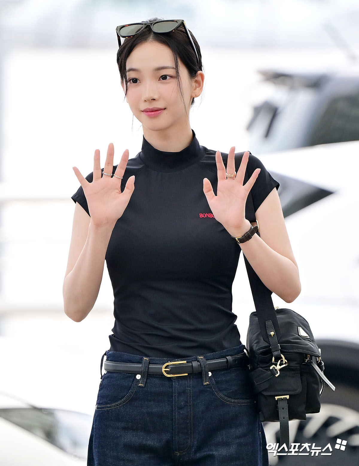 <b>카리나</b>, 생얼 같은 청순미에 '시선집중'...글래머 못 숨기는 올블랙룩