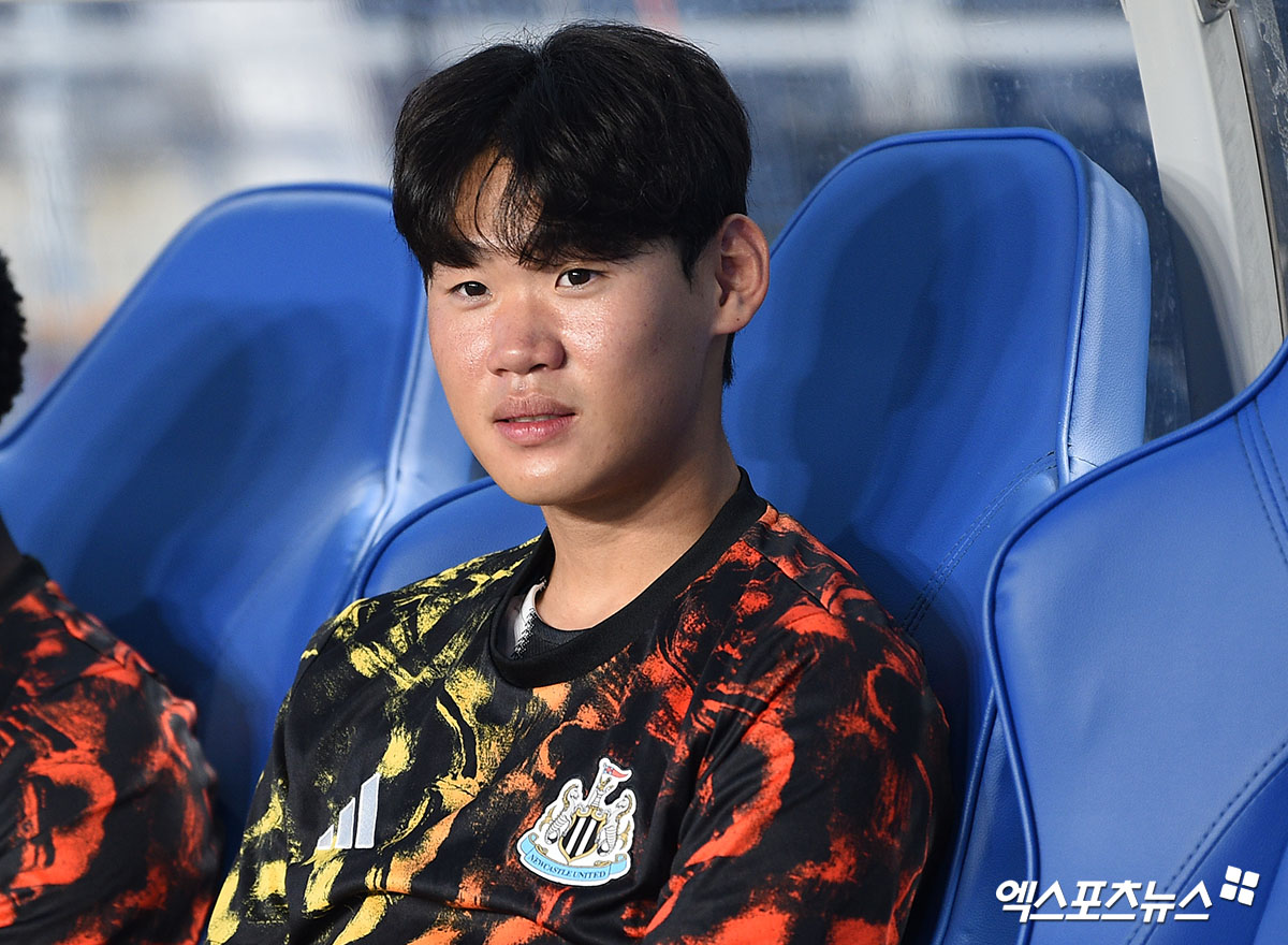 손흥민 떠나고 '韓 프리미어리거 0명' 시대 오나…<b>황희찬</b> 이어 설영우까...